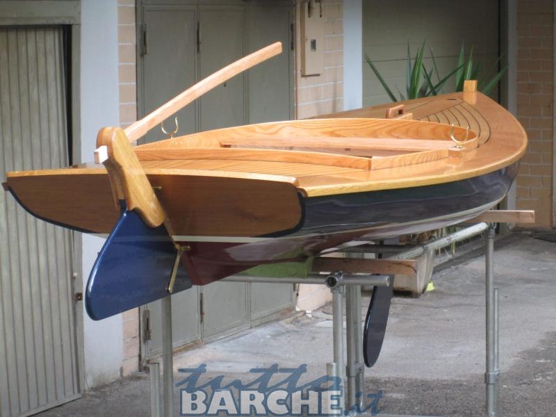 Barca a vela d'epoca in legno