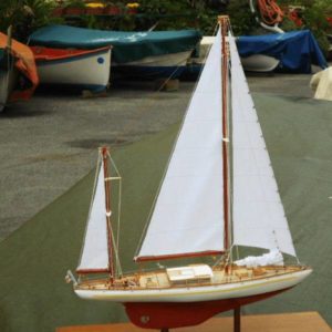 Realizzazione di un modello di barca a vela moderna in scala. Opera artigianale.