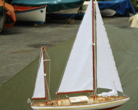 Realizzazione di un modello di barca a vela moderna in scala. Opera artigianale.