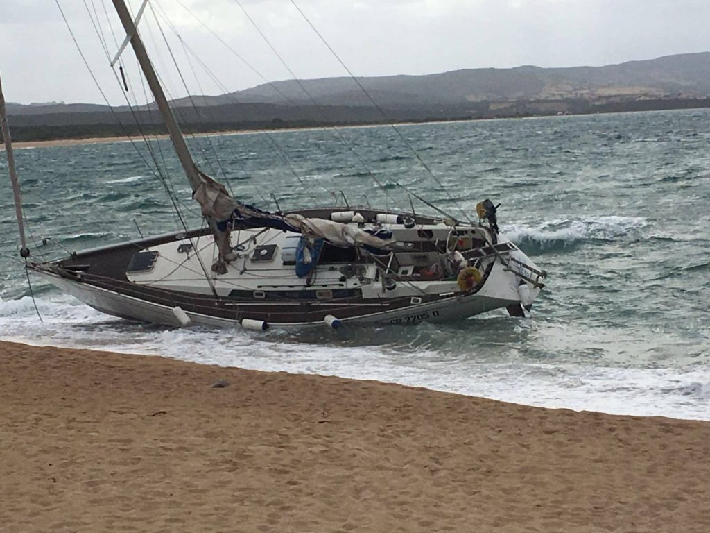 Maestralata in Sardegna, video della barca in spiaggia dietro l’Isola dei Gabbiani