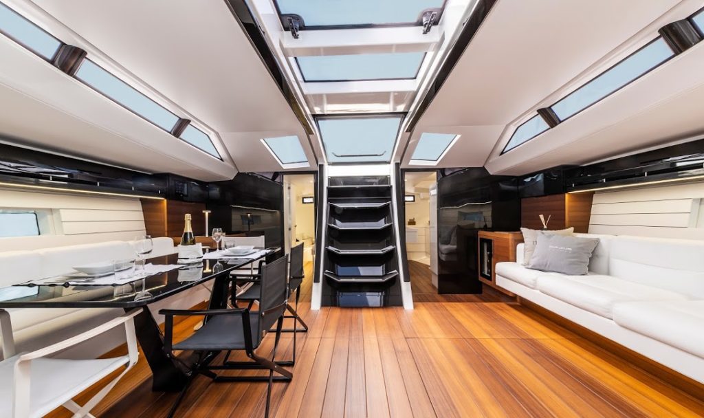 Mylius Yachts 80 dinette