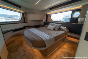 Absolute 47 Fly master cabin
