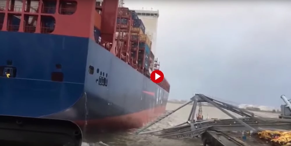 Belgio, nave mercantile si schianta contro una gru. Il video