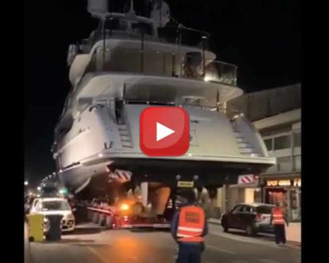 Super yacht Benetti per le vie di Viareggio