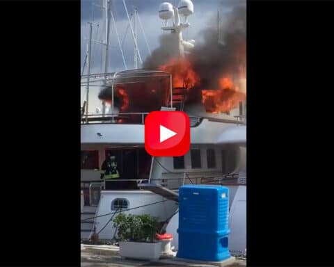 yacht in fiamme