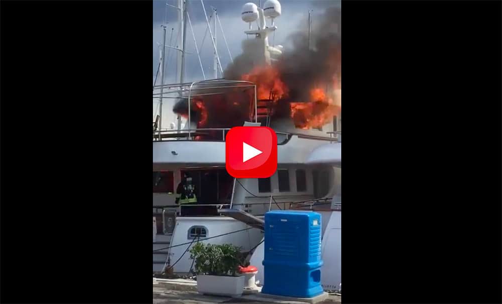 yacht in fiamme