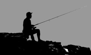 pesca sostenibile pescatore sugli scogli