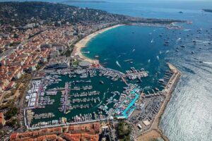 E' giallo al Cannes Yachting Festival - Vieux Port