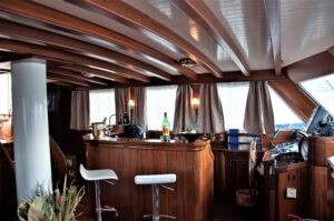 itinerari in barca alle Eolie in caicco Lady Chista lounge bar