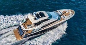 Monte Carlo Yachts vara il nuovo MCY 76 Skylounge
