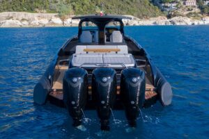 Sacs Rebel 47 outboard 3 x Yamaha XTO 425 hp