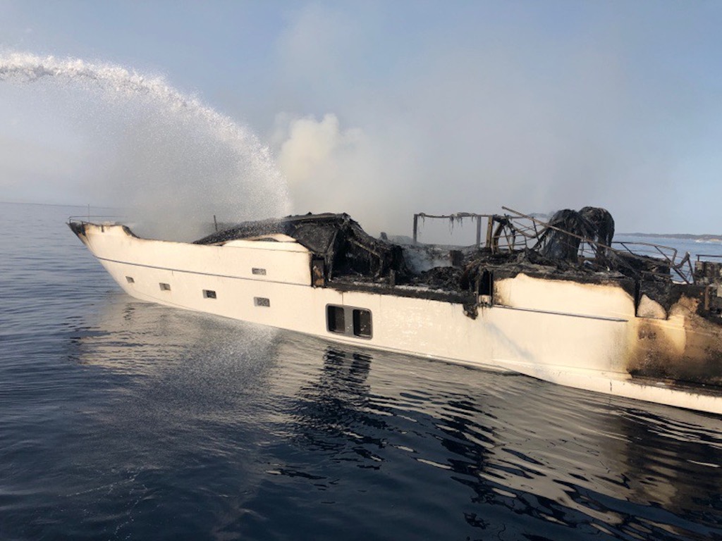 Yacht incendio costa