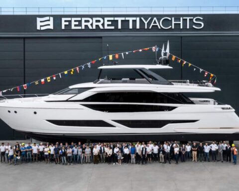 Ferretti-Yachts-860-Launch
