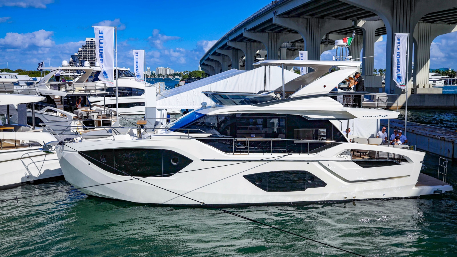 Absolute 52 FLY colpisce nel segno al Miami Boat Show