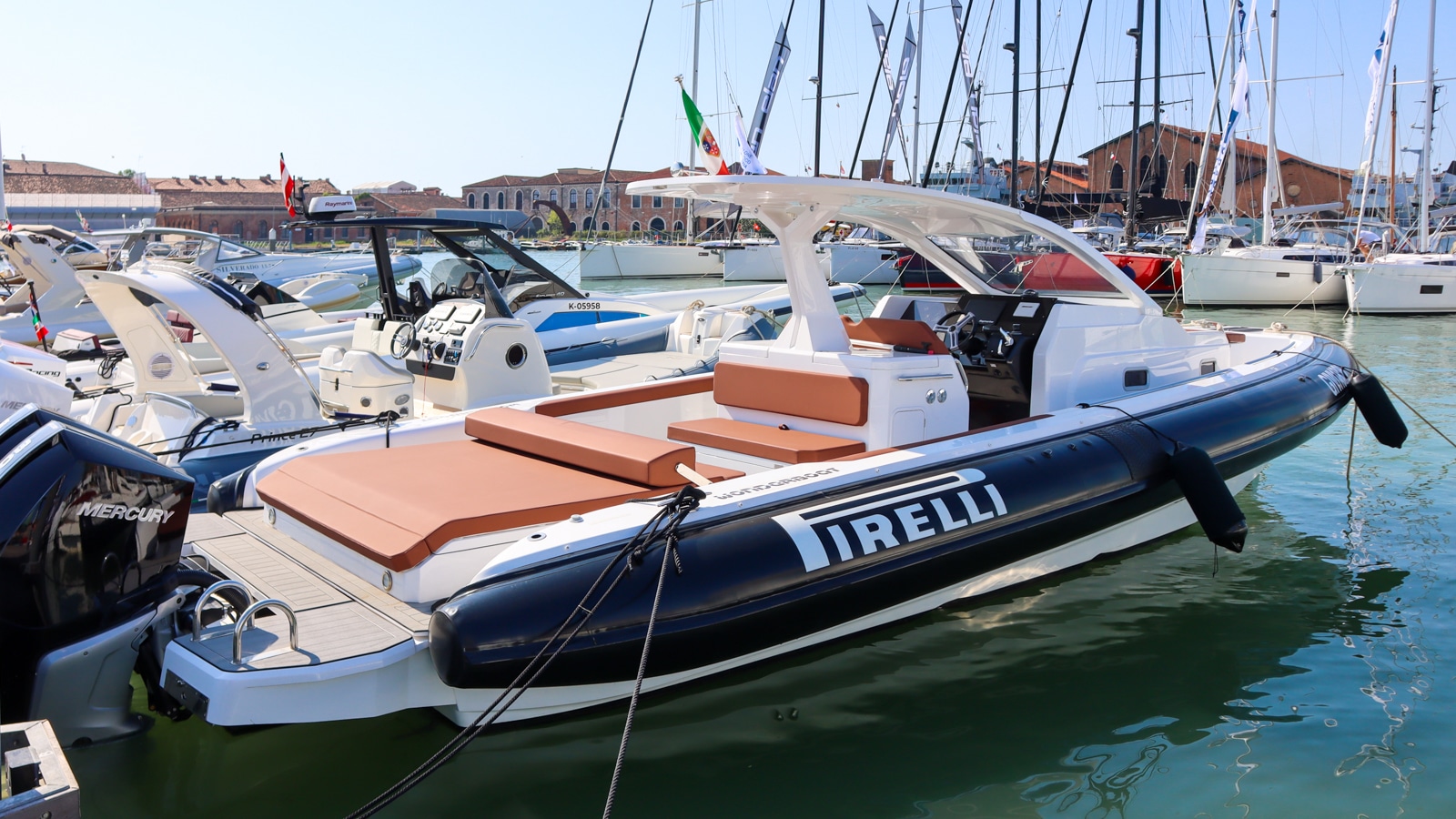 PIRELLI al Salone Nautico di Venezia con lo speedboat walkaround 35