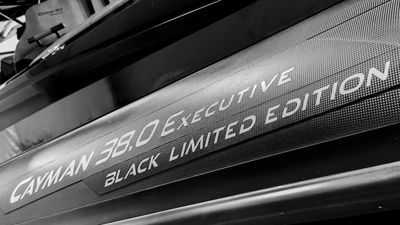 Cayman 38.0 Executive Black Limited Edition: Ranieri International svela a Miami un nuovo gioiello.