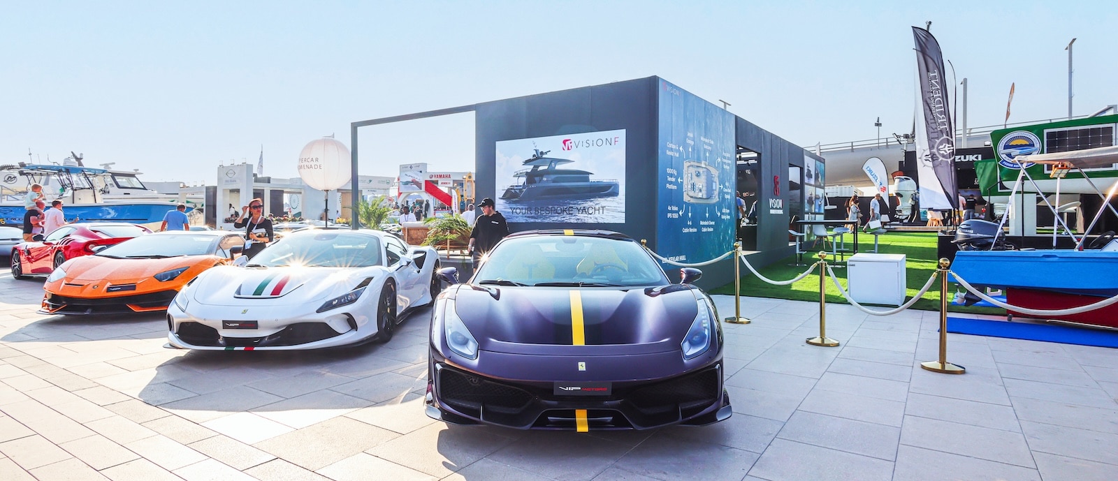 سيارات فاخرة في معرض دبي الدولي للقوارب